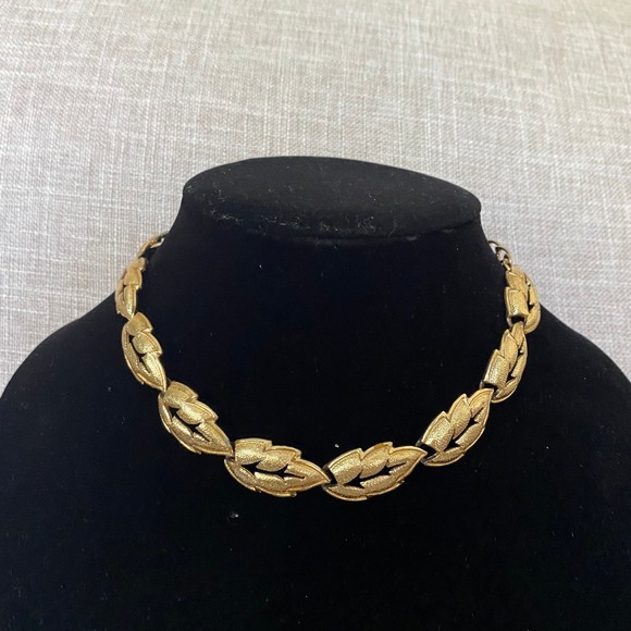 Jewelry - Vintage CORO Gold Tone Leaf Link Choker Necklace